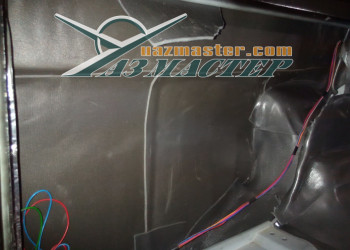 Покрытие ВИБРОИЗОЛОМ и СПЛЕНом.  Поверх ВИБРОИЗОЛА клеим СПЛЕН. Здесь полегче))