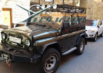 УАЗ ХАНТЕР тюнинг. На фары и поворотники установлена защита, лебедкав СТОКРАТ с ПДУ