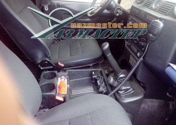 Все управление верхним освещением на багажнике включая поворотную ксеноновую фару (5000К), лебедками (передней и задней), а так же передняя панель и динамик рации 