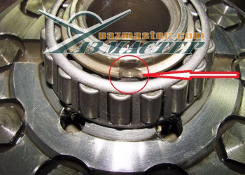 На внутренней обойме подшипника дифференциала виден скол. Результат неправильной установки.