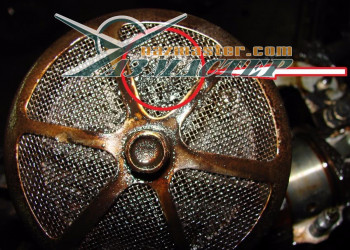 На сетке масляного насоса много грязи