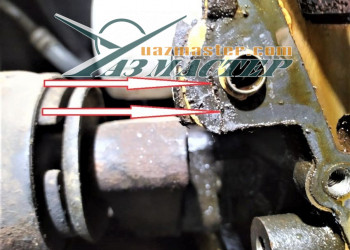 Проблема течи передней крышки двс ЗМЗ-409 в трещине прокладки! Течь справа по ходу автомобиля. не сразу заметишь так, как за кронштейном агрегатов не видно и все грешат на прокладку крышки нижнего гидронатяжителя.