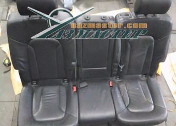 Второй ряд сидений установленный на УАЗ ХАНТЕР от AUDI Q7, имеет значительный ряд преимущест. 1.) Автоматически складывающиеся подголовники. 2) Складывание сидений 3+1, 3) Подстаканники в средней секции (вроде мелочь, а приятно) 4) Крепления для детского 