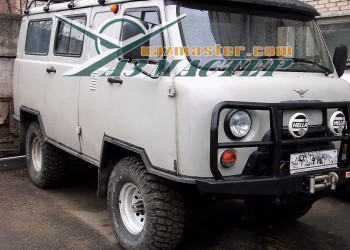 УАЗ 39095 с бампером и кенгурином РИФ, с подрезкой крыльев и усилением порогов.